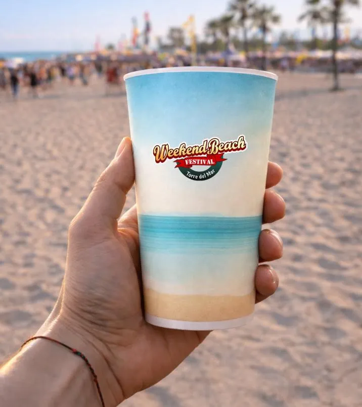Vaso reutilizable personalizado en la playa con palmeras al fondo