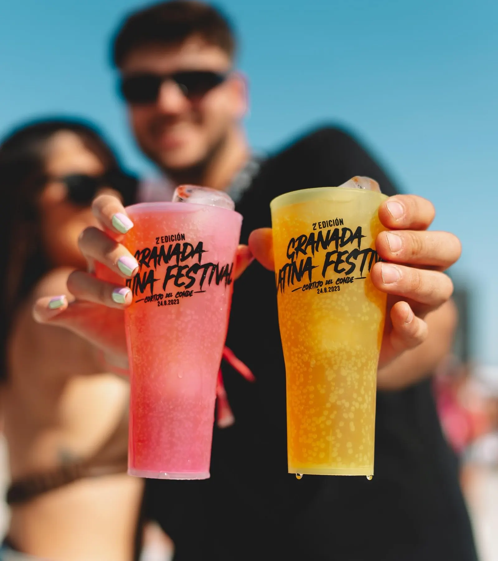 Vasos reutilizables personalizados de Global Transaction en un festival al atardecer